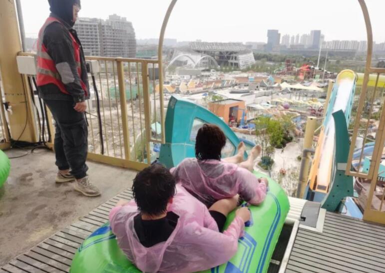 杭州湾融创文旅城水乐园设备进行真人试滑
