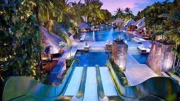 巴厘岛硬石酒店，游泳池与滑梯完美结合